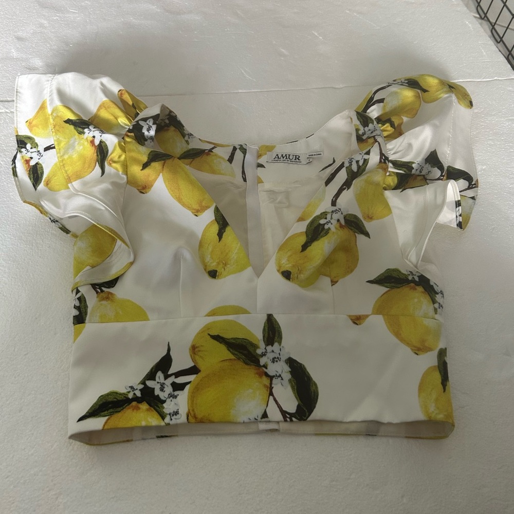 Amur cropped ruffle sleeve lemon print crop top white yellow v neck - Picture 10 of 13